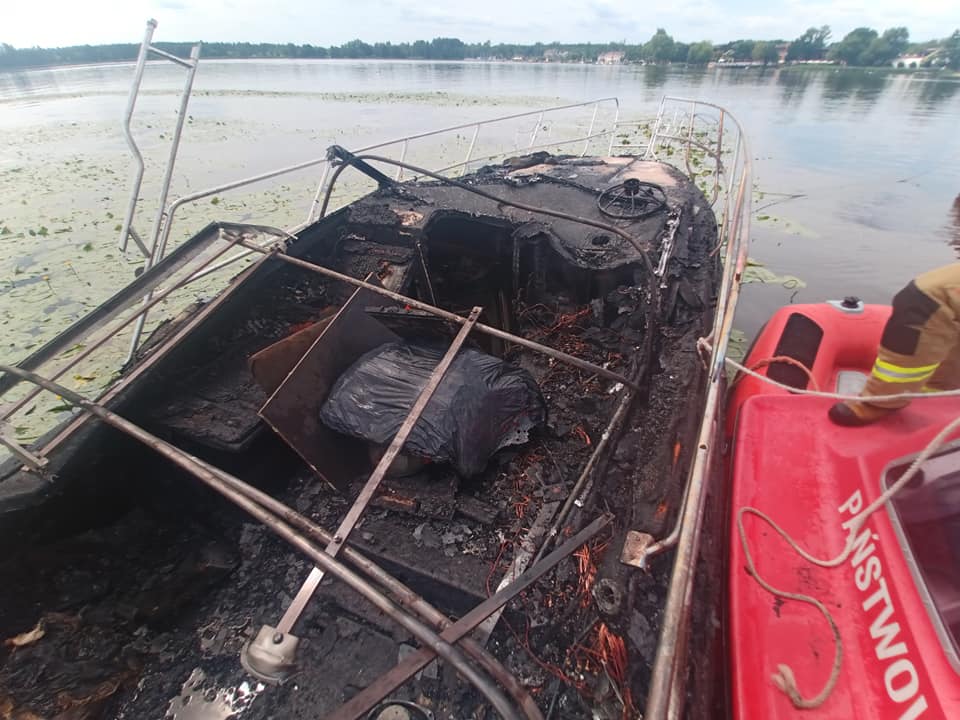 Pożar łodzi na Zalewie Zegrzyńskim