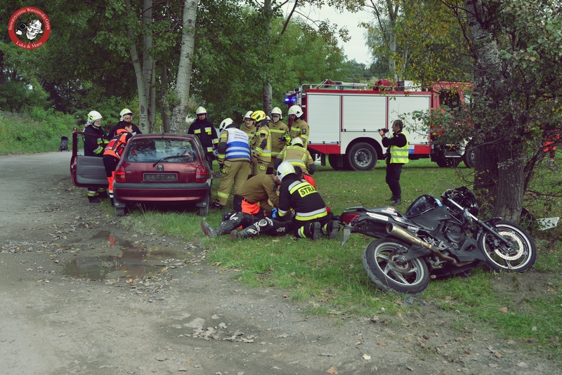 Pijany kierowca potrącił motocyklistę i uderzył w drzewo, zginęła pasażerka. Na szczęście to kampania społeczna „Piłeś? Nie siadaj za kierownicą”