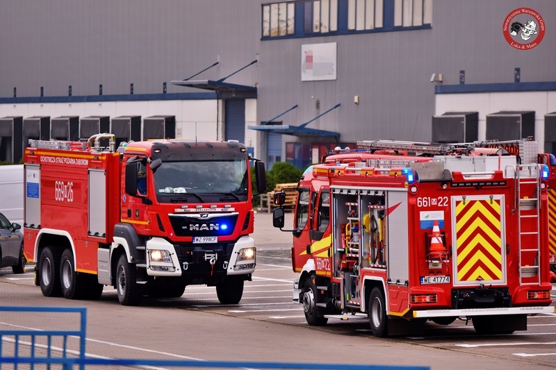 Strażacy gasili pożar hali przy Poznańskiej w Ołtarzewie