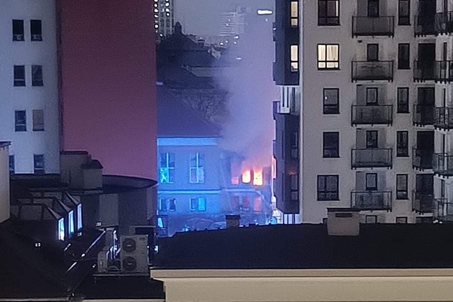 Nocny pożar nieistniejącej uczelni na Woli