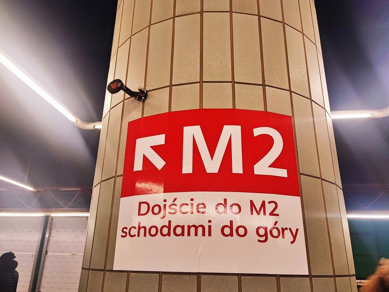 Na stacji metra Świętokrzyska pojawiły się nowe oznaczenia. Pomogą podróżnym sprawnie przesiąść się z linii M1 na M2 