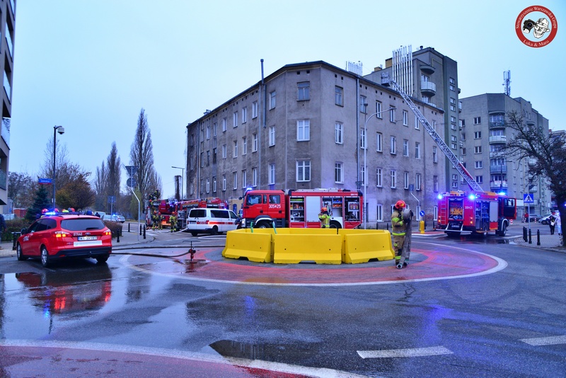 Warszawa: Pożar kamienicy na Kamionku. Do działań wysłano liczne siły strażackie