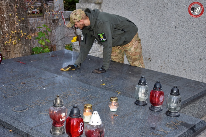 Wspaniały gest pamięci i patriotyzmu. Wolontariusze sprzątali groby bohaterów