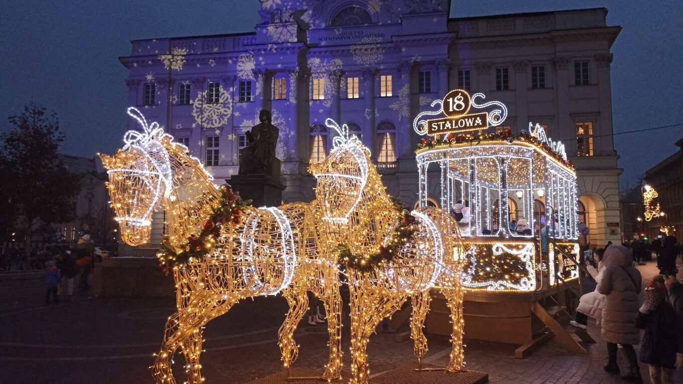 Iluminacja świąteczna rozbłysła w Warszawie. Tłumy warszawiaków i turystów.