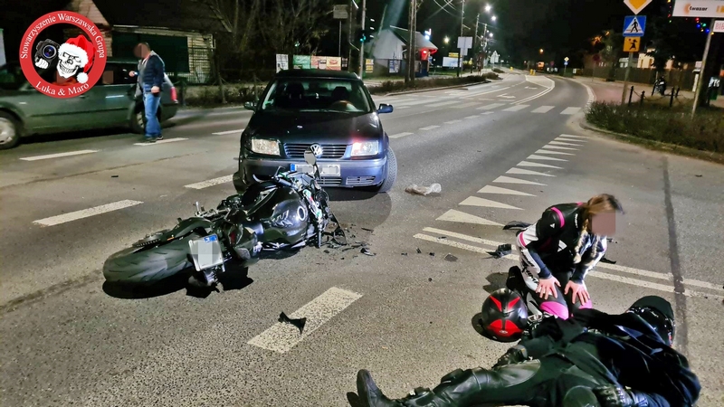 Groźne zderzenie motocyklisty z osobówką na środku skrzyżowania