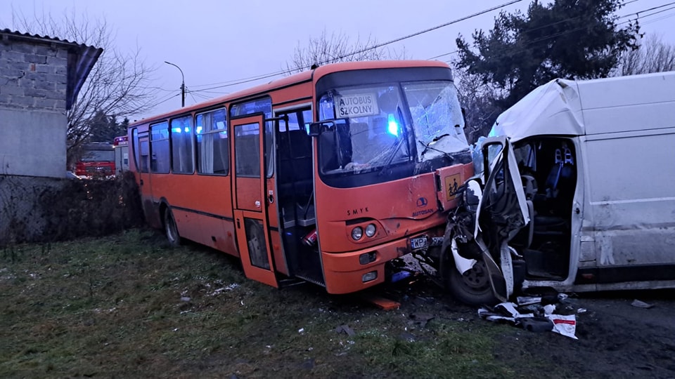 Poważny wypadek szkolnego autobusu wiozącego dzieci.  Lądował śmigłowiec LPR