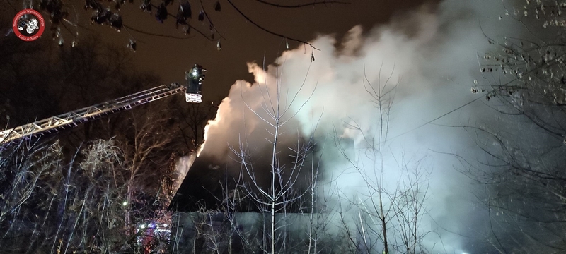 Ogromny pożar w Warszawie, z płomieniami walczy 8 zastępów straży pożarnej