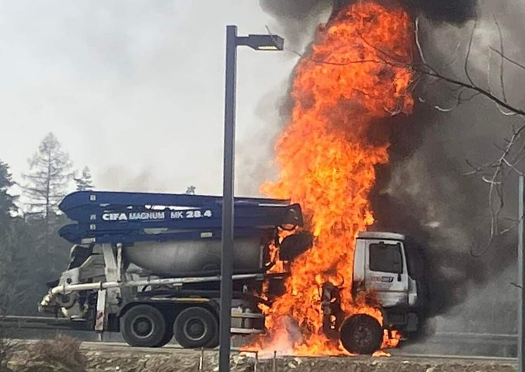 Pożar na zakopiance w Nowym Targu. W ogniu stanął samochód ciężarowy. Są duże utrudnienia w ruchu