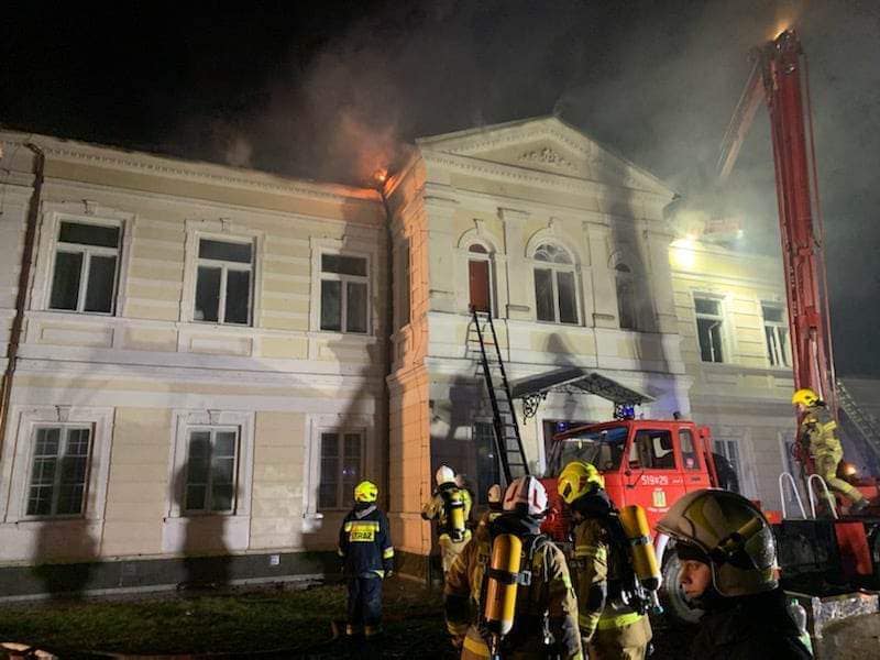 Uwaga pożar! Płonie zabytkowy Pałac Antoniego Karola Stulgińskiego w Dębem Małym
