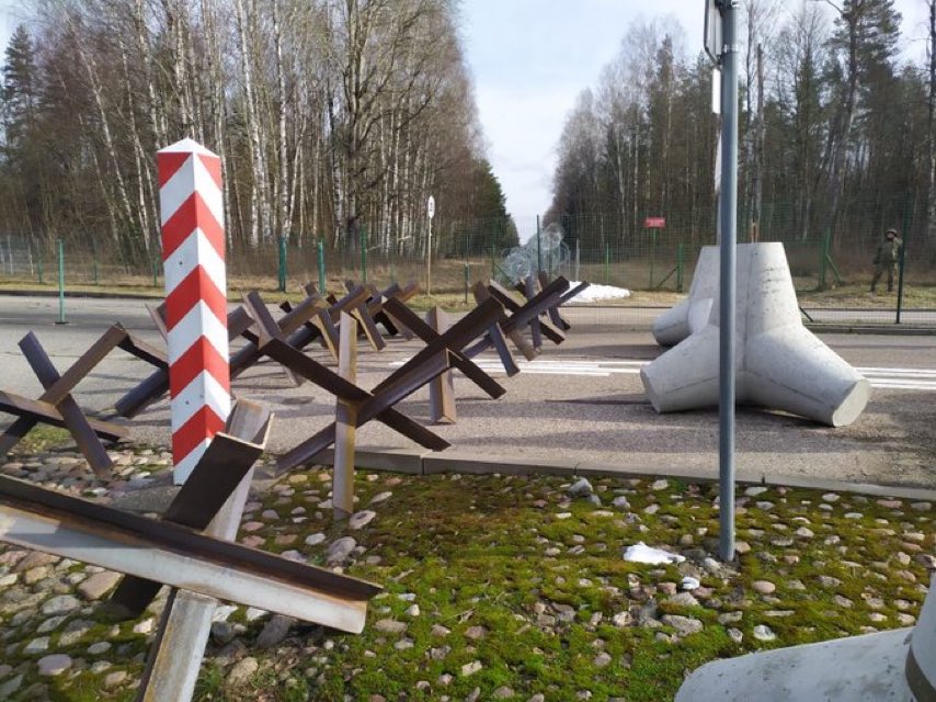 Wojsko Polskie rozstawia stalowe zasieki i jeże przeciwczołgowe na granicy z Rosją i Białorusią