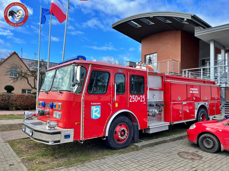 Zabytkowy amerykański wóz strażacki przy OSP Pobierowo
