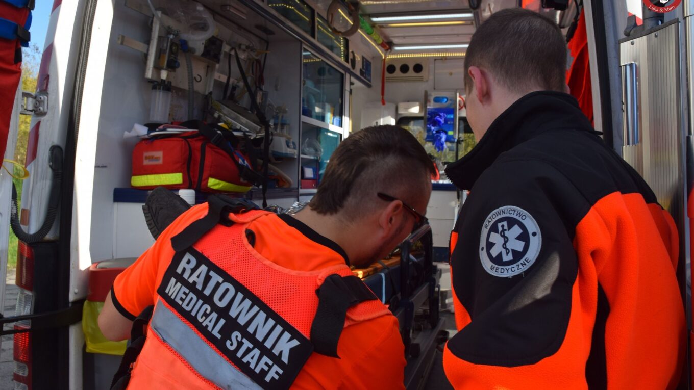Brutalny atak na ratowników medycznych na Żoliborzu