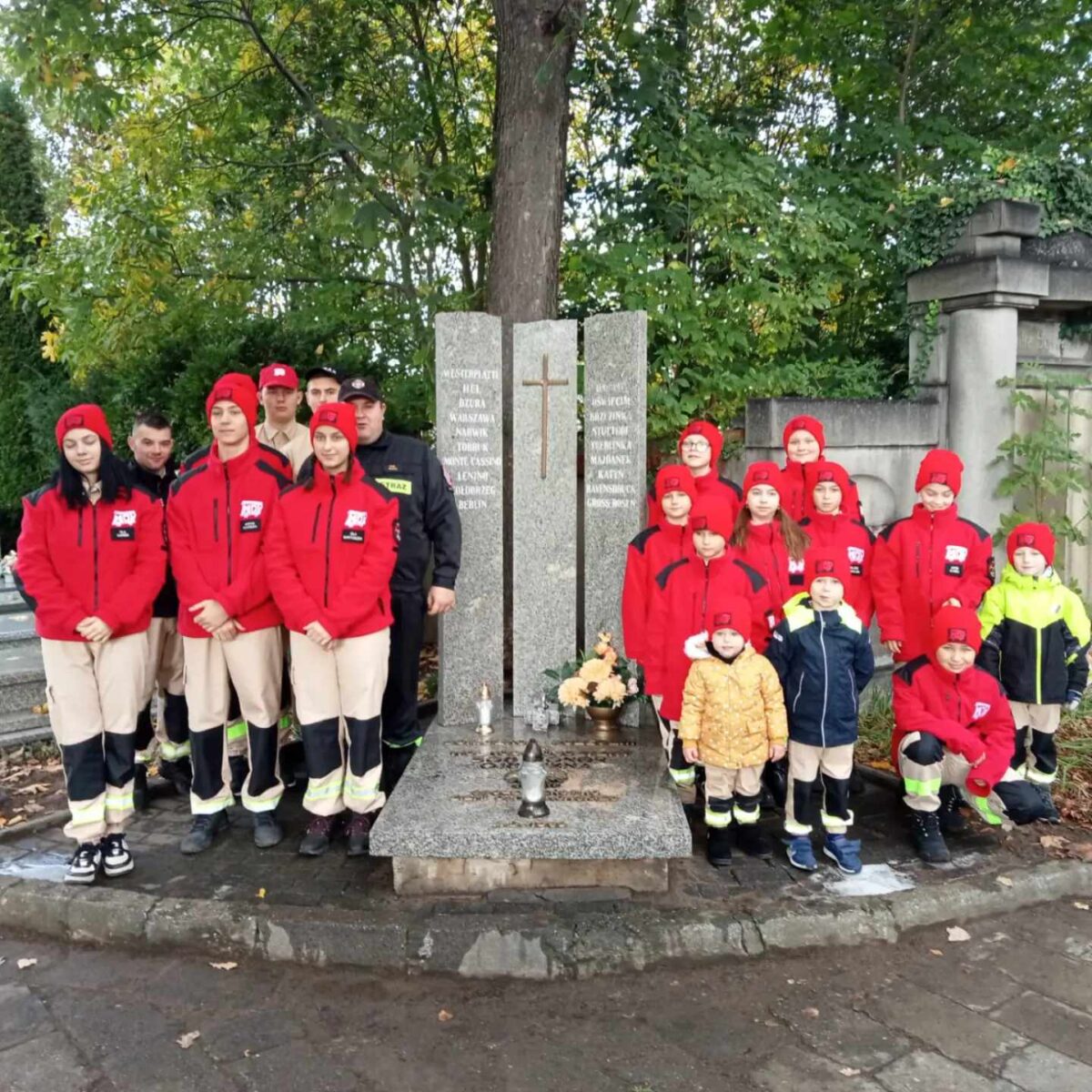 Młodzi strażacy sprzątali groby w Otmuchowie – przykład, który warto naśladować