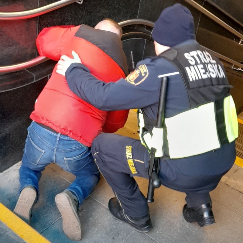 Zataczającym się na schodach do metra mężczyzną zaopiekowali się strażnicy miejscy