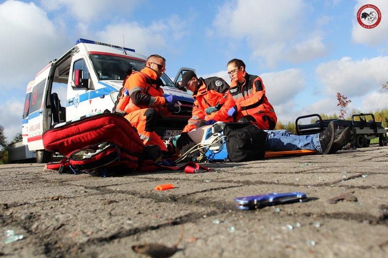 Brutalny atak na Bielanach. 28-latek raniony nożem – świadkowie i policja potwierdzają szczegóły