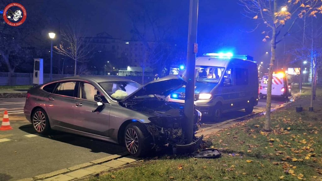 Szaleńczy pościg w Warszawie: kierowca BMW staranował blokadę policji i uderzył w latarnię