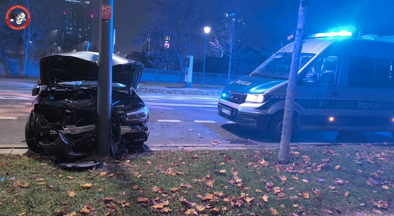 Szaleńczy pościg w Warszawie: kierowca BMW staranował blokadę policji i uderzył w latarnię