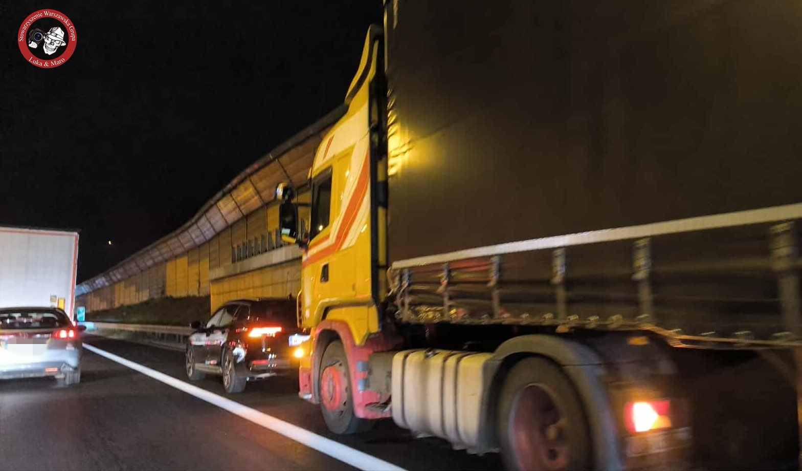 S8 stoi po kolizji osobówki z ciężarówką – dodatkowe utrudnienia przez roboty drogowe