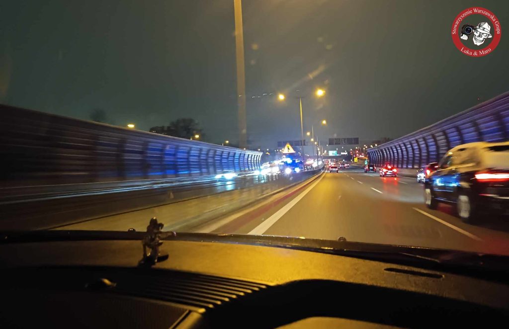 Zderzenie na S8 w kierunku Marek. Oblodzenie doprowadziło do utraty panowania nad pojazdami