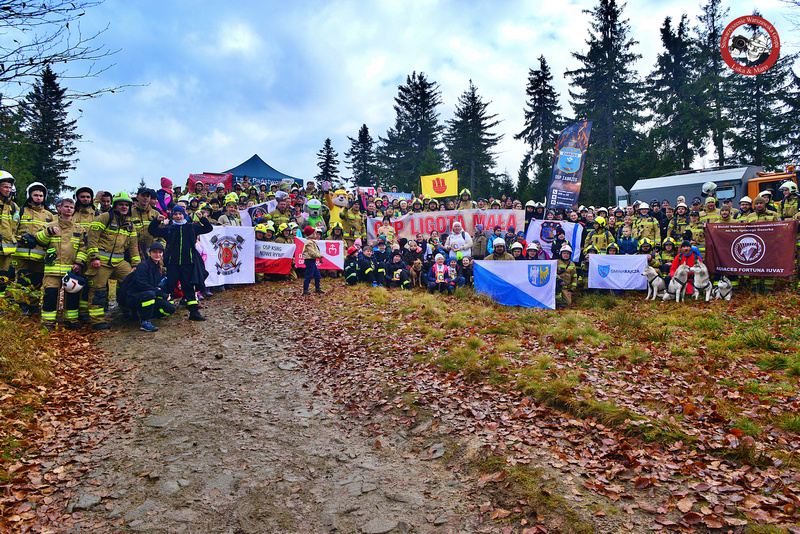 998 strażaków wspólnie zdobyło Klimczok w geście solidarności dla chorego małego Kazika
