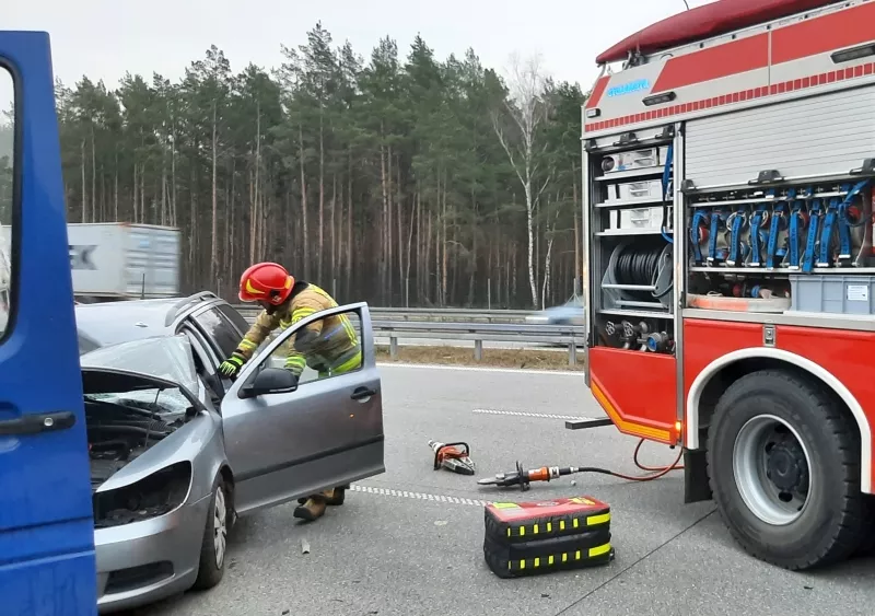 Bohaterska reakcja strażnika miejskiego. Uratował kierowcę zakleszczonego w pojeździe