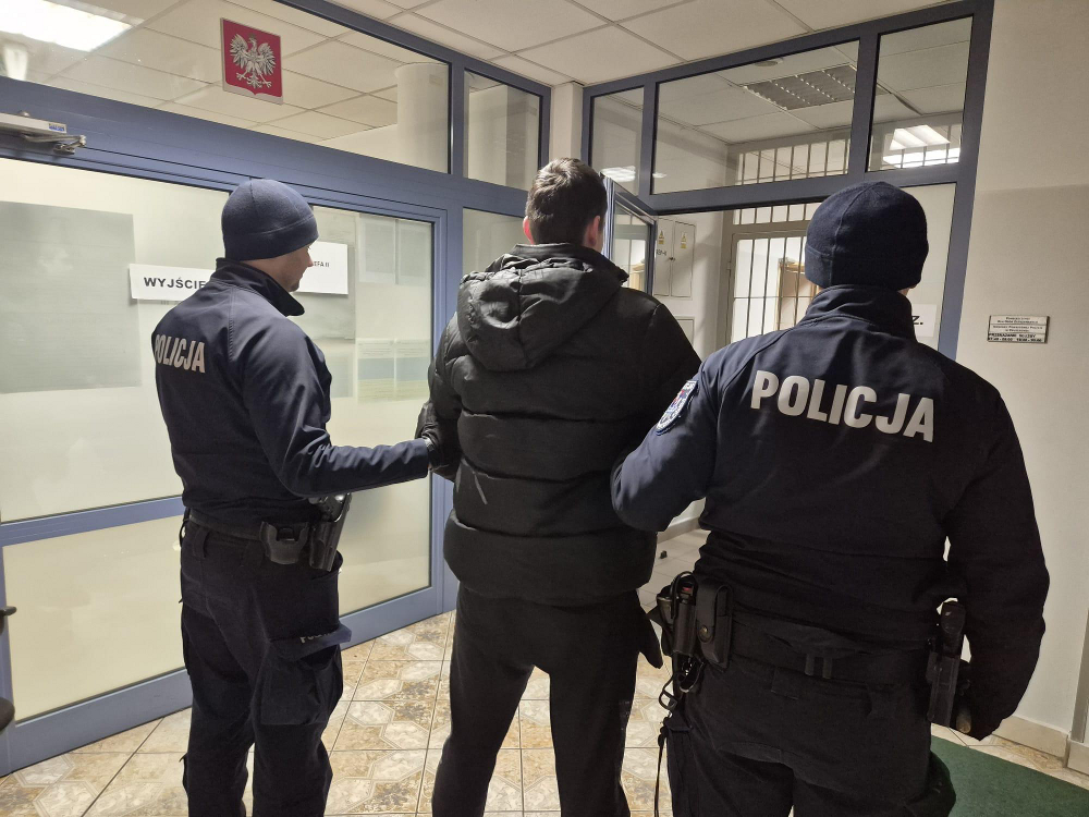 „Noc grozy w Pruszkowie! 17-latek po alkoholu demolował auta i klatkę schodową”