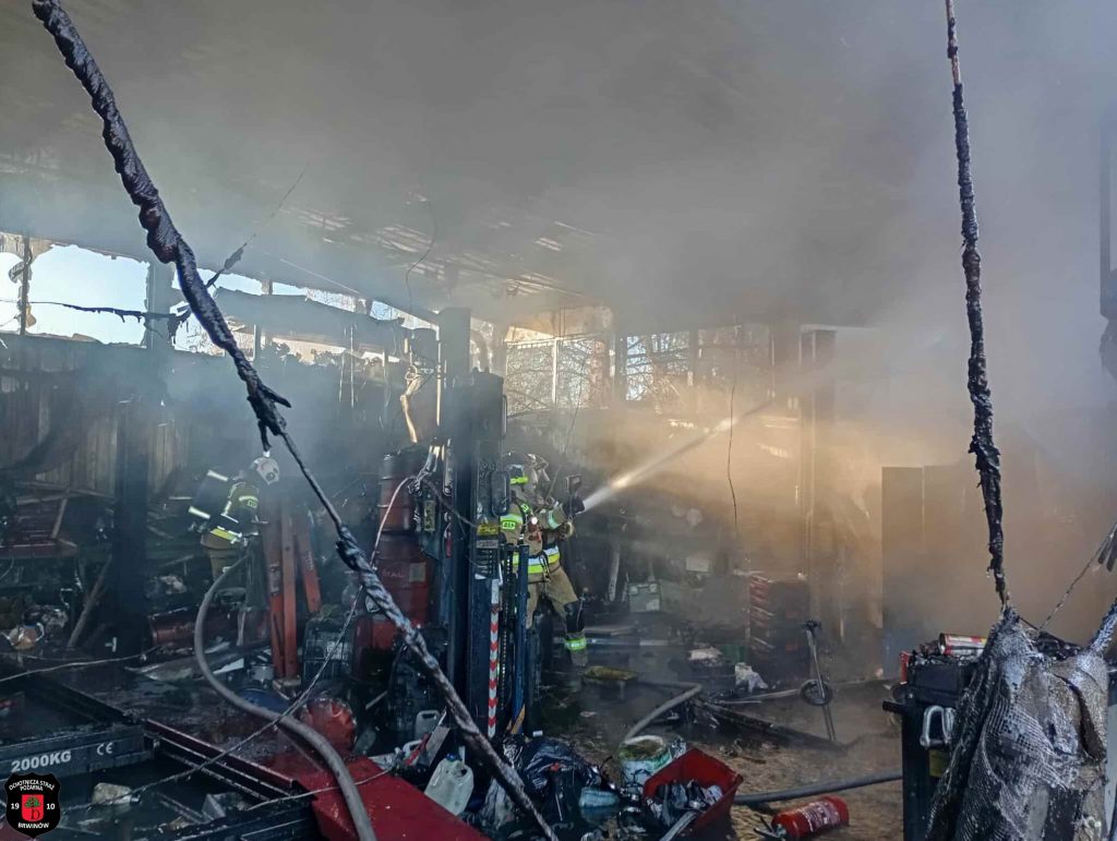 Ogień pochłonął warsztat w Parzniewie. Budynek i auta spłonęły doszczętnie
