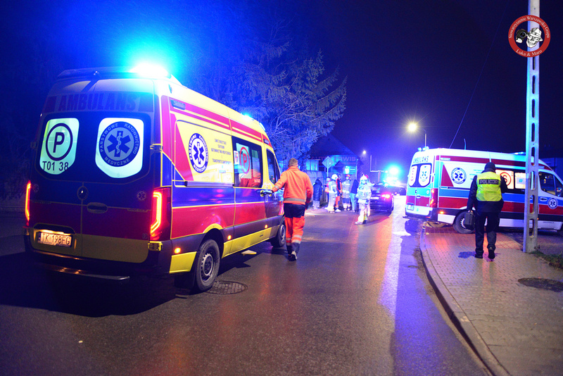 Groźny wypadek drogowy w Kunowie. Pięć osób trafiło do szpitala, w tym troje dzieci
