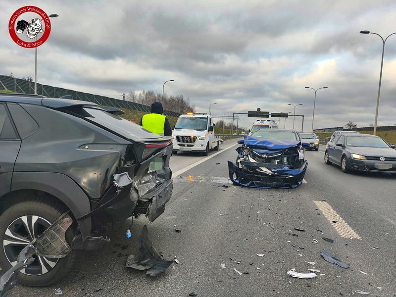Chwila nieuwagi i kolizja w korku. Dwie Toyoty zderzyły się na węźle Salomea