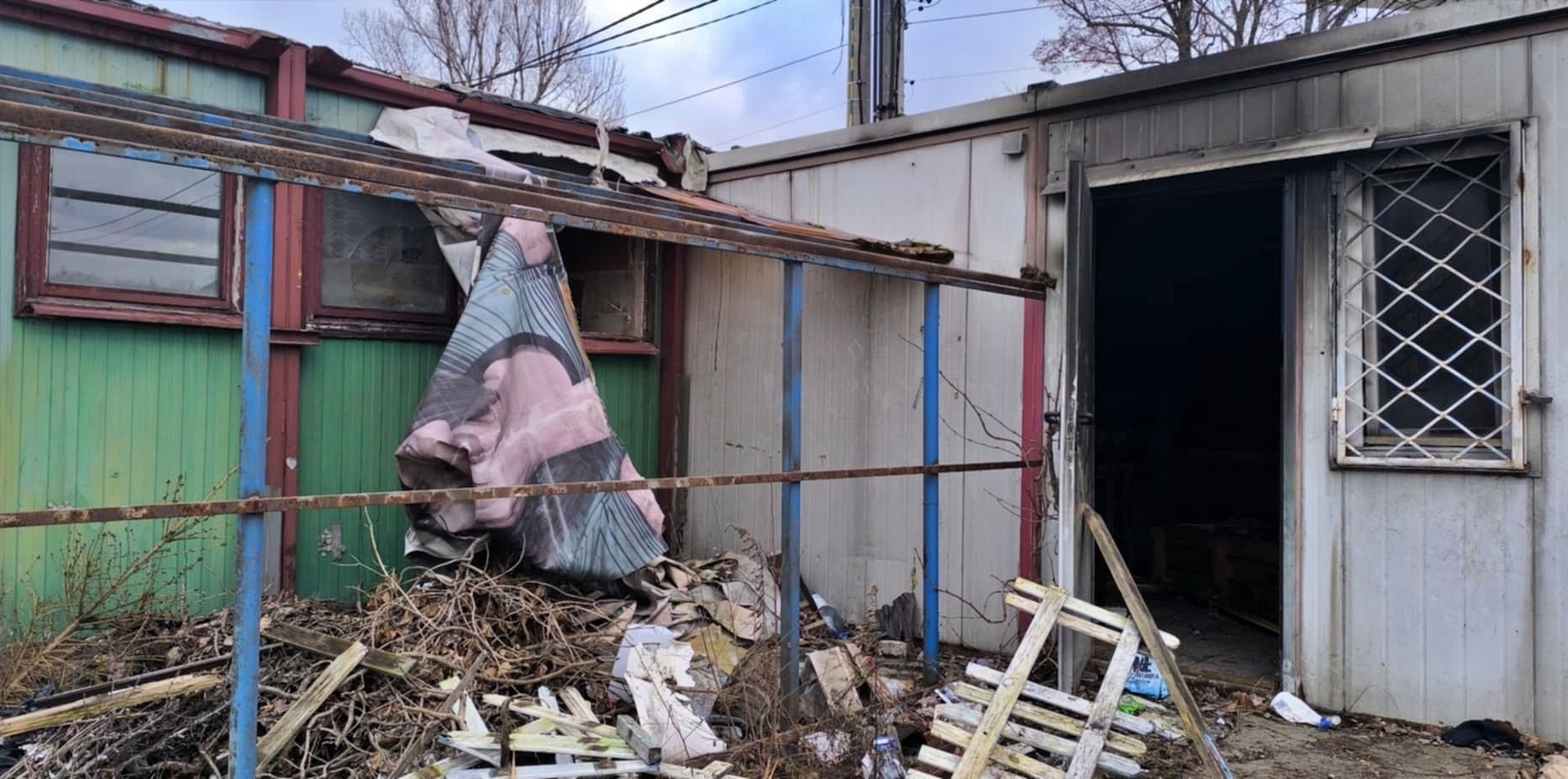 Nocny pożar kontenerów usługowych przy ul. Wojska Polskiego. Jedna osoba poszkodowana