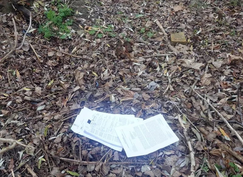 Strażnicy miejscy i policja zabezpieczyli porzucone dokumenty z adresami i danymi mieszkańców