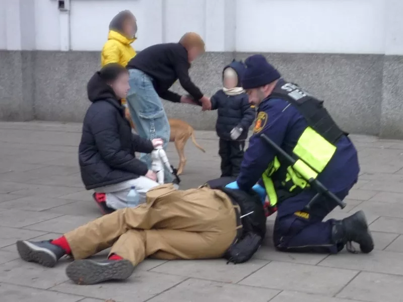 Strażnicy miejscy udzielili pomocy mężczyźnie w konwulsjach. Dramat rozegrał się na oczach dzieci