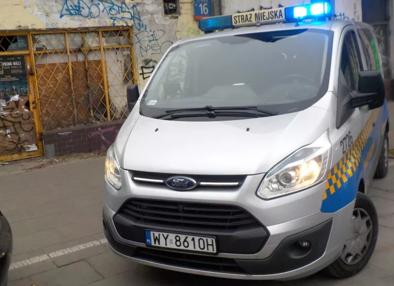 Akcja ratunkowa na Pradze: strażnicy i strażacy pomogli mężczyźnie uwięzionemu w pustostanie