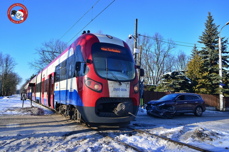 Milanówek: Samochód wjechał pod pociąg WKD. Groźna kolizja na przejeździe kolejowym