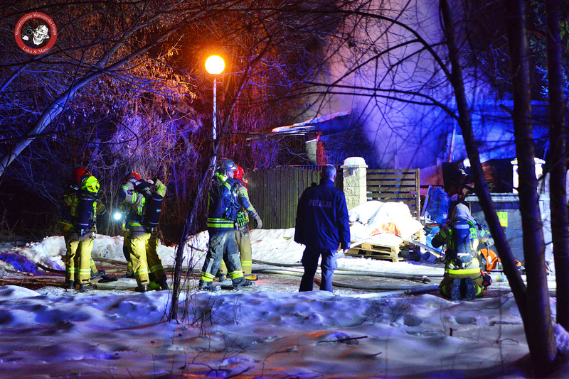 Pożar w Pruszkowie – ul. Pływacka. Strażacy opanowali groźny ogień