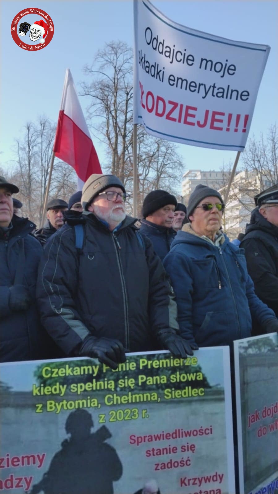 Emerytowani mundurowi protestowali dziś przed KPRM. Domagają się zwrotu pieniędzy z ZUS