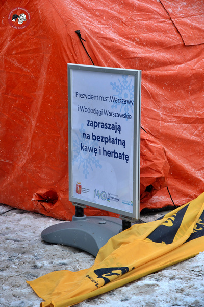 Gorąca kawa w mroźnej Warszawie. Miasto przygotowało namioty dla mieszkańców