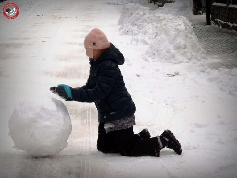 Zima to nie tylko zabawa. Rodzice, pilnujcie swoich dzieci
