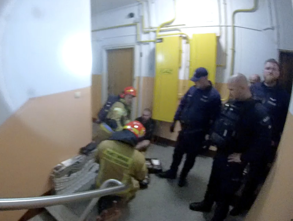 Policjanci wynieśli mężczyznę z pożaru w Warszawie. Dramatyczna akcja przy ul. Równej-(wideo)