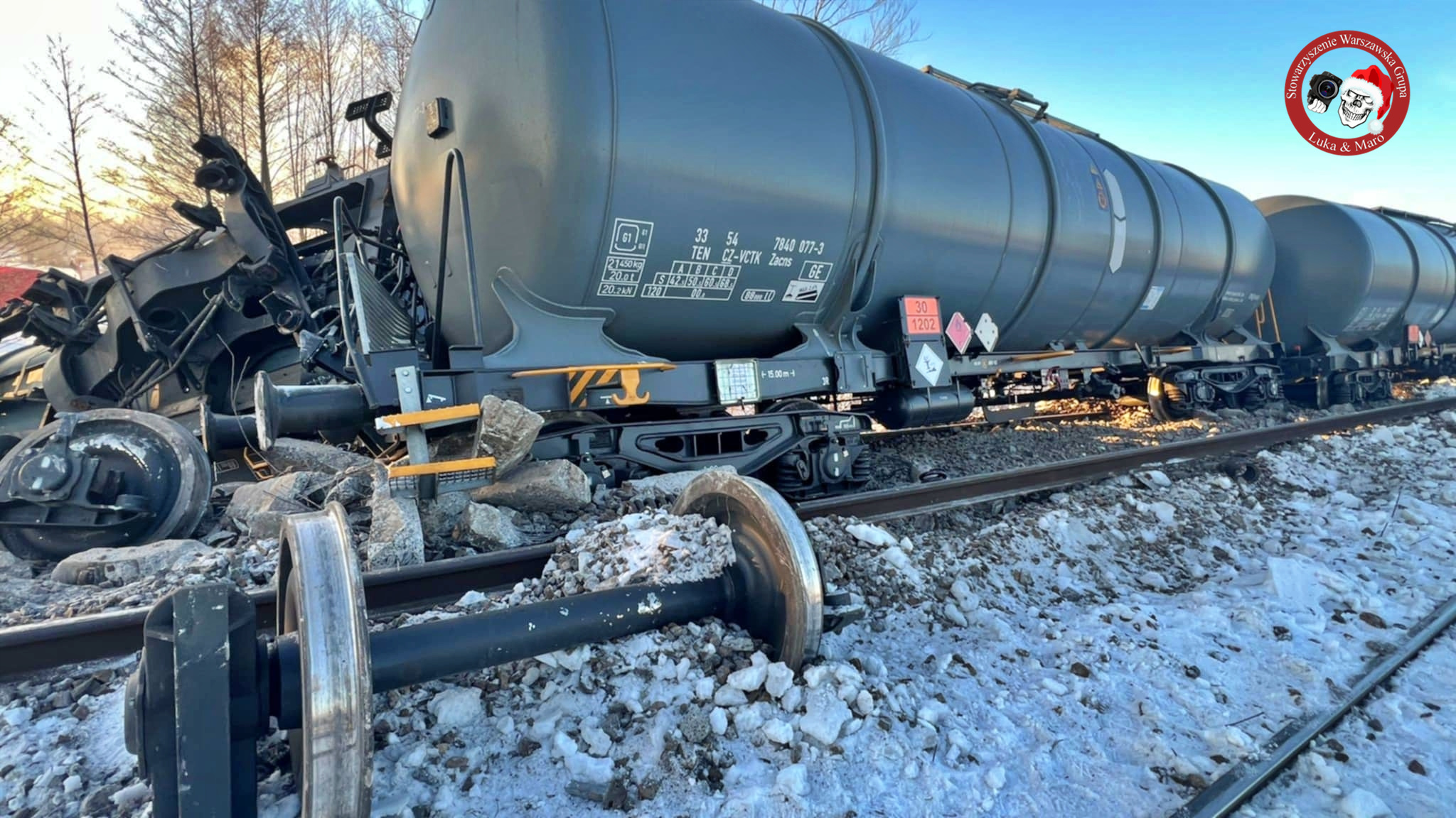 Sześć cystern spadło z nasypu. Groźny wypadek kolejowy pod Warszawą