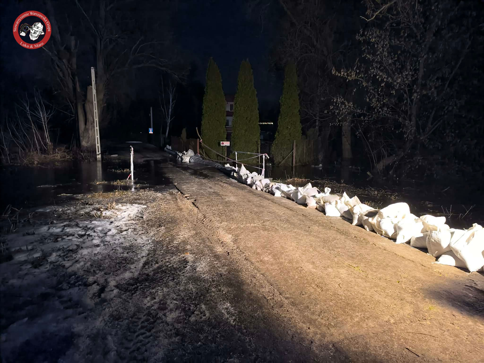 Groźny zator lodowy na Wkrze. 20 posesji zagrożonych podtopieniem