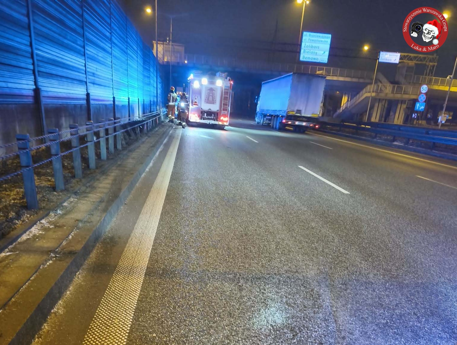 Nocna kolizja na S8 przy Słowackiego – samochód uderzył w bariery