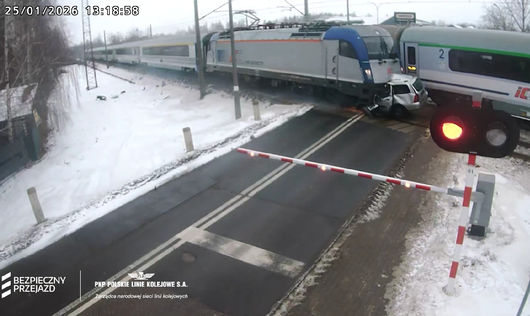 PIEKŁO NA PRZEJEŹDZIE! Ford w potrzasku, dwa uderzenia i pożar lokomotywy Husarz – FILM MROZI KREW!