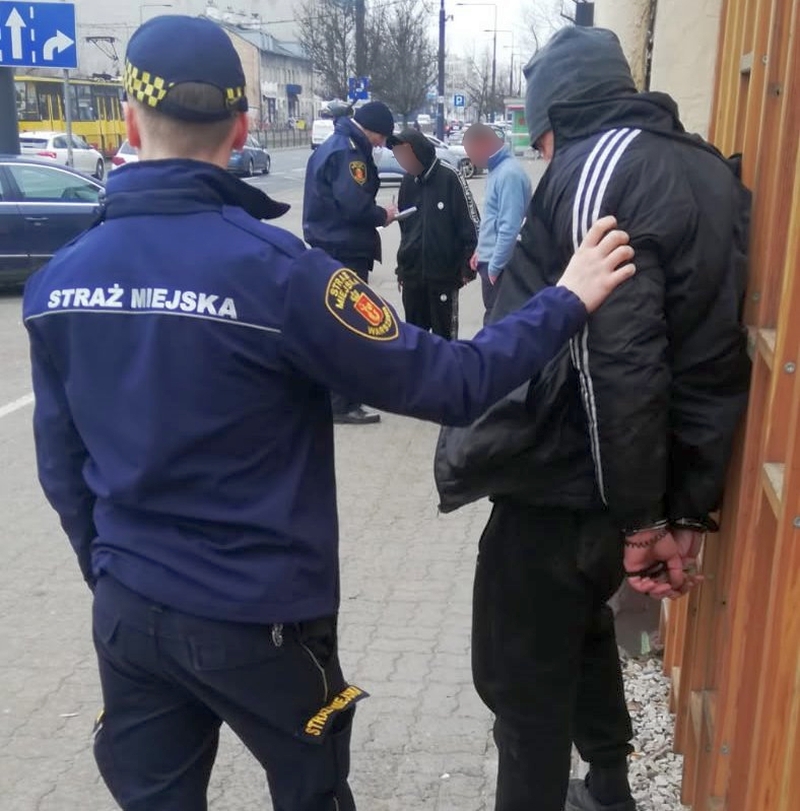 Grochowska: agresywny mężczyzna z kluczem i wkrętem atakował przechodniów – interwencja straży miejskiej