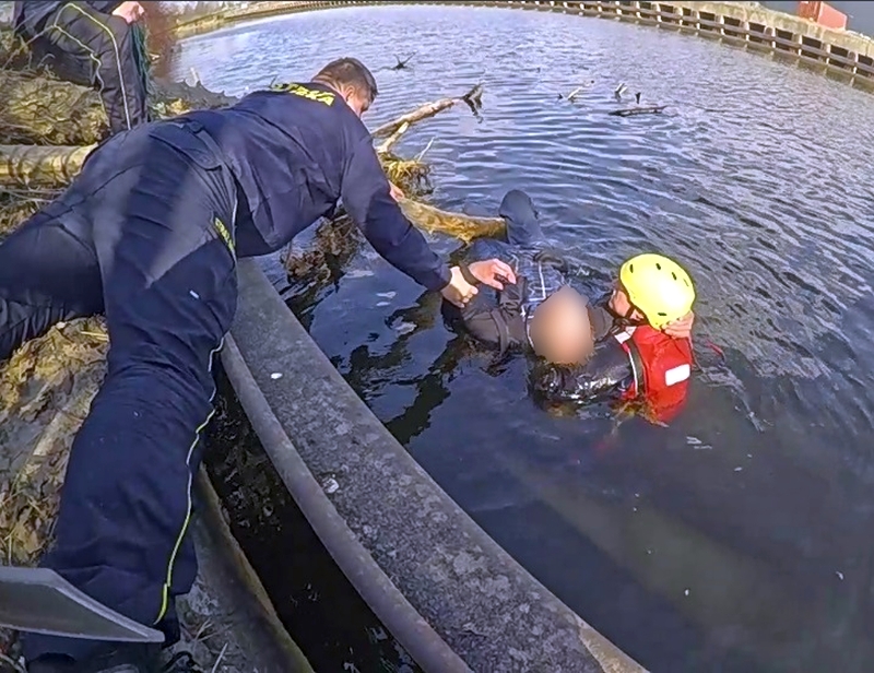 Dramatyczna akcja nad Kanałem Żerańskim – strażnicy miejscy i strażacy uratowali tonącego 69-latka