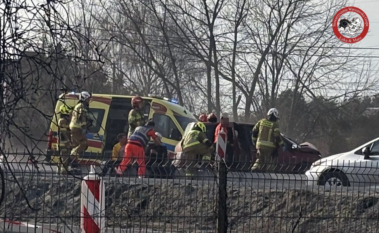 Zderzenie dwóch samochodów w Michałowie-Reginowie. Na miejscu strażacy i służby ratunkowe