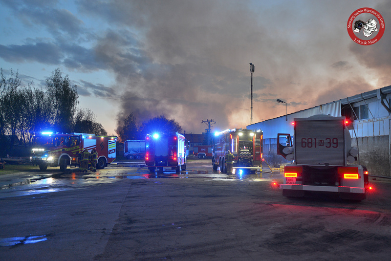 Pożar hali suszarni warzyw – ogromne siły PSP i OSP na miejscu