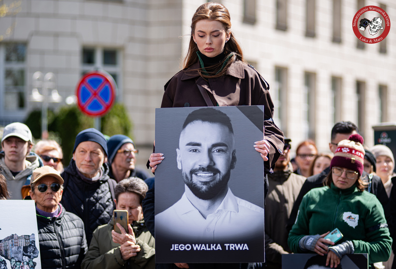 Niedzielny Marsz „Zerwijmy Łańcuchy”, DLA ŁUKASZA LITEWKI — BIAŁA RÓŻA W DŁONI JAKO SYMBOL JEDNOŚCI