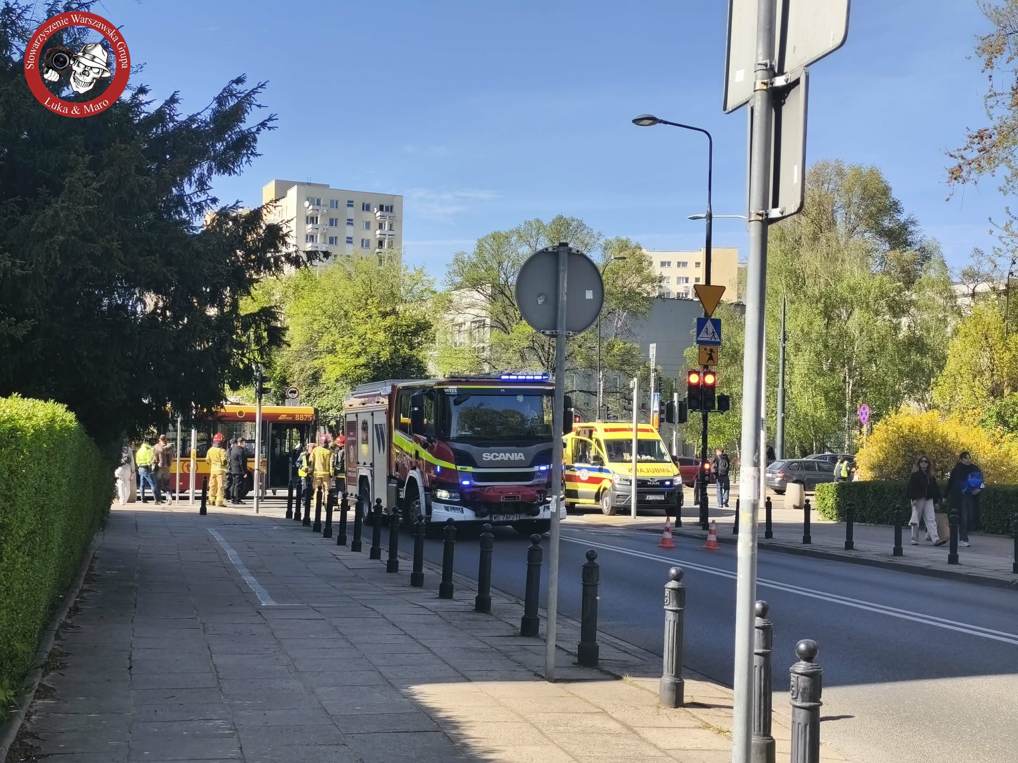 Zderzenie BMW z autobusem miejskim na skrzyżowaniu Stawki i Karmelickiej